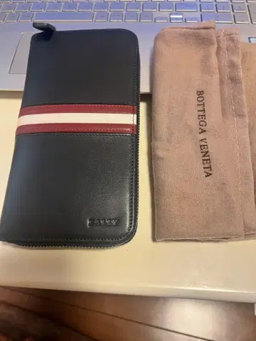 새상품 미사용 더스트백 포함 발리 BALLY 장지갑 네이비 라운드 지퍼