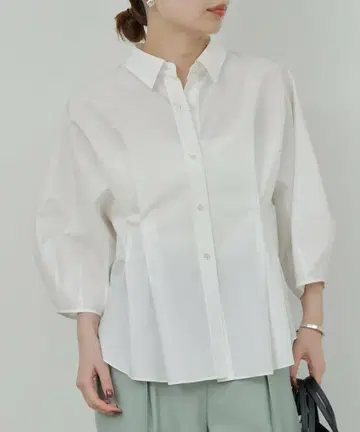 이번 시즌 25AW 허리 쉐이프 디자인 블라우스