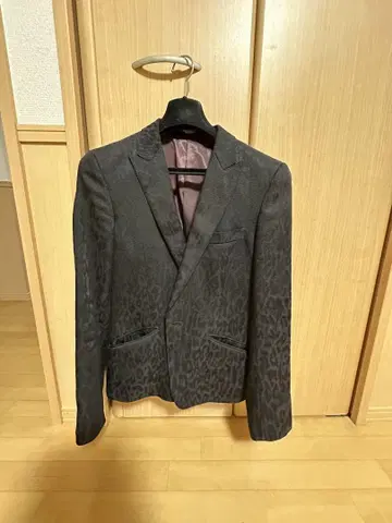 토네이도 마트 표범 무늬 자켓 블랙