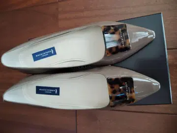 새상품 MACKINTOSH 에나멜 베이지 스틸레토 펌프스 24cm