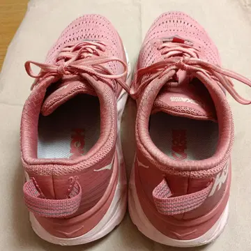 호카 오네오네 핑크 러닝화