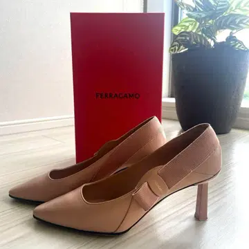 FERRAGAMO 베이지 핑크 스틸레토 하이힐