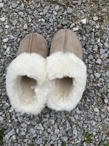 베이지 퍼(fur) 포함 플랫폼 슬립온