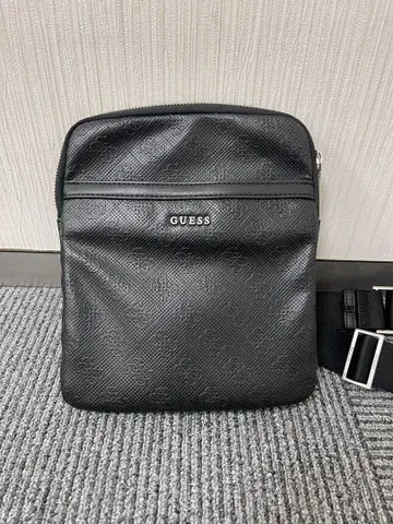 GUESS 블랙 숄더백