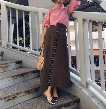 MANY CLASP SKIRT 아메리 빈티지