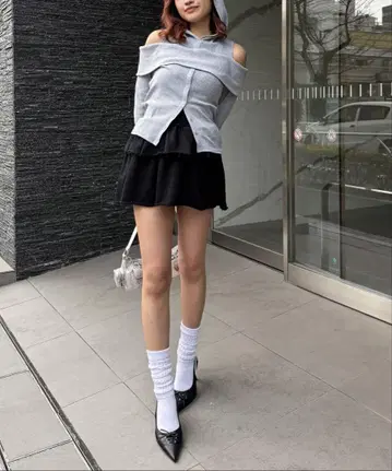 SPIRALGIRL 스파이럴걸 후드 부착 오픈 숄더 상의