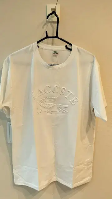 LACOSTE 엠보싱 로고 T셔츠 화이트