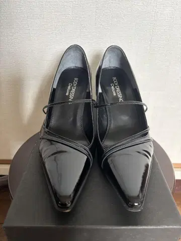 새상품급 Body Dressing Deluxe 에나멜 하이힐 22.5cm