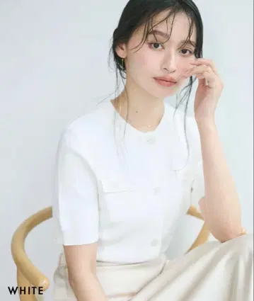 화이트 반팔 버튼 상의