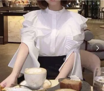 스나이델 프릴 파워숄더 블라우스