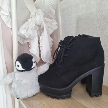 레이스업 통굽 부츠 블랙