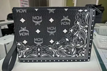 MCM 블랙 클러치백