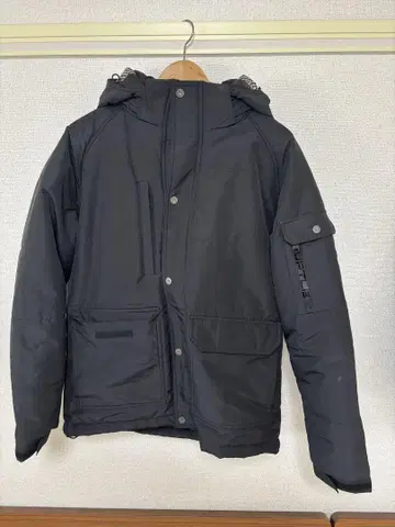 BURTLE 블랙 다운 자켓