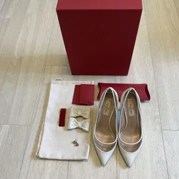 발렌티노 화이트 펌프스 35 리본