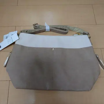 베이지와 화이트의 숄더백