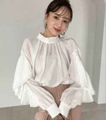 아뉴앙스 프릴 디자인 시어 블라우스 화이트