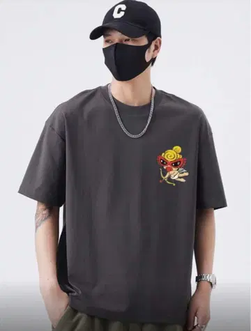 캐릭터 자수 다크 그레이 T셔츠