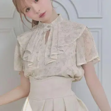 michellMacaron 로얄 플뢰르 케이프 블라우스 베이지