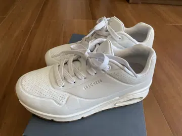 SKECHERS 화이트 스니커즈