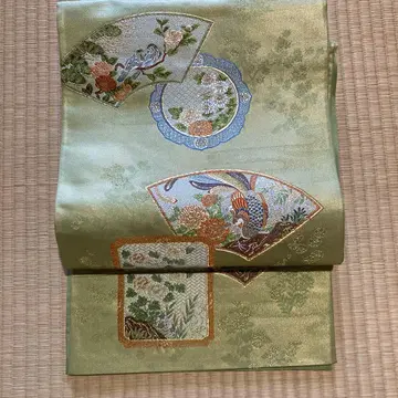 연한 녹색 후쿠로 오비 부채와 꽃무늬 자수