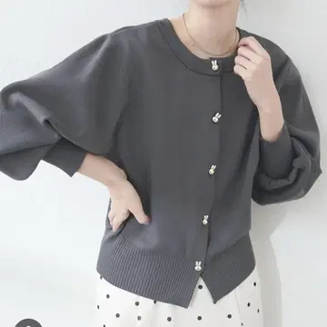 내추럴 꾸뛰르 미피 단추 가디건 차콜
