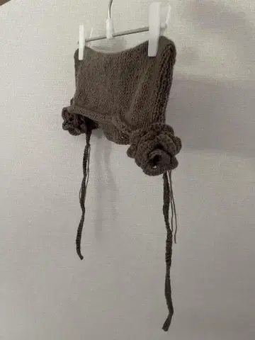 꽃 장식 브라운 니트 모자