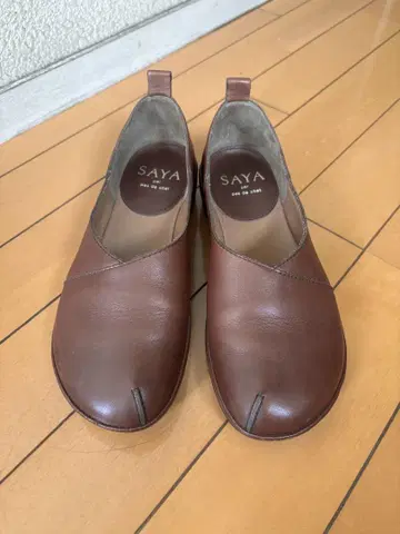 SAYA 브라운 로퍼
