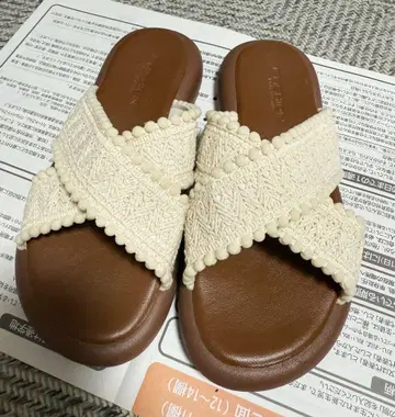 아이보리 크로스 스트랩 샌들 슬리퍼