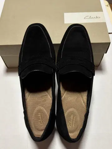 Clarks 블랙 스웨이드 로퍼