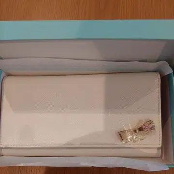 화이트 플랩식 장지갑 사만다 타바사