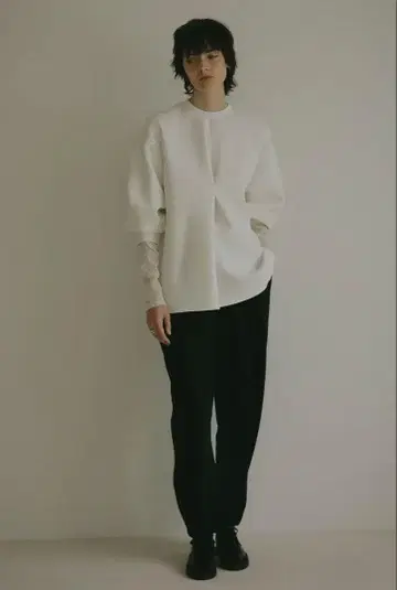 MANOF 허리 턱 컷 상의