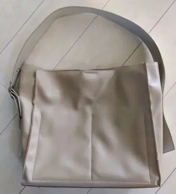 베이지 합성 피혁 숄더백