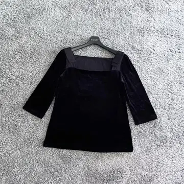VELOUR NOIR 42 어깨 리본 상의 폭시