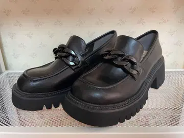오데트 에 오딜 체인 로퍼 블랙