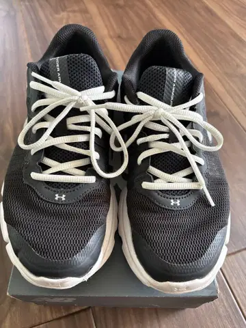 미국 구매품 UNDER ARMOUR 러닝화 8.5 USA