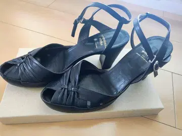 블랙 가죽 오픈토 샌들