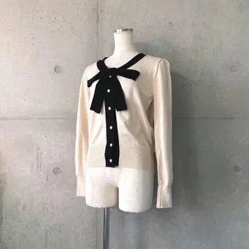 택 포함 새상품 바이컬러 보타이 니트 베이지