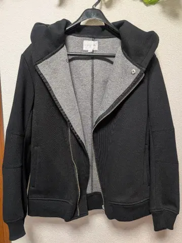 후드 부착 블랙 후드티