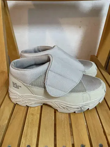 문스타 통굽 그레이 벨크로 스니커즈