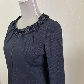 네이비 프릴 부착 수트