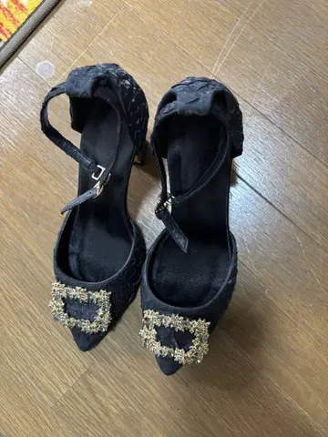 장식 포함 블랙 힐 샌들