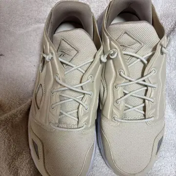 크림색 레이스업 스니커즈