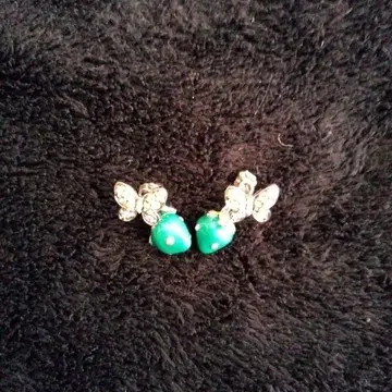 버터플라이 모티브 그린 컬러 스터드 귀걸이