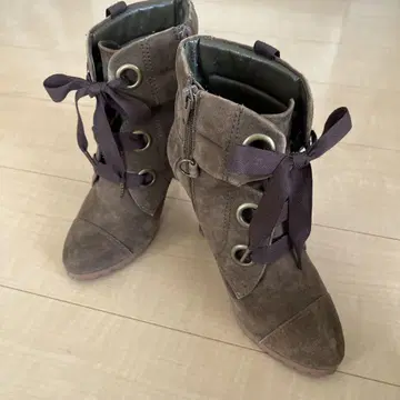 브라운 스웨이드 레이스업 부츠