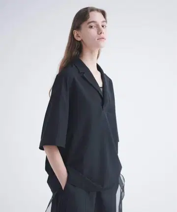 CULLNI 블랙 반팔 오픈 카라 셔츠