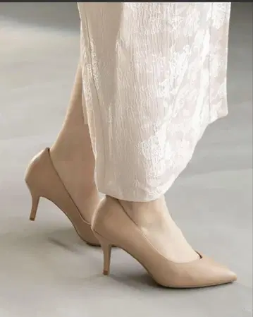 RANDA 3E 와이드 V컷 스틸레토 펌프스 ( BEIGE )