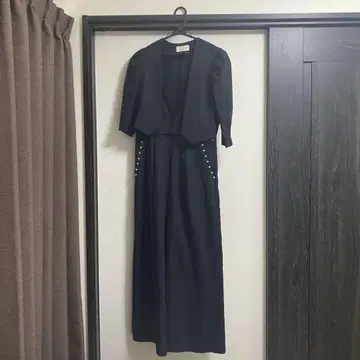 블랙 V넥 펄 장식 올인원