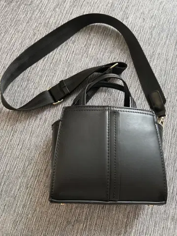 블랙 가죽 숄더백(ZARA)