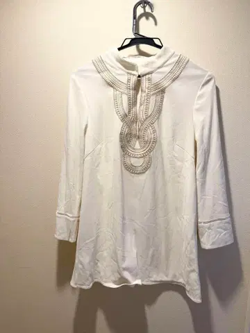 비비안 탐 자수 화이트 하이넥 튜닉