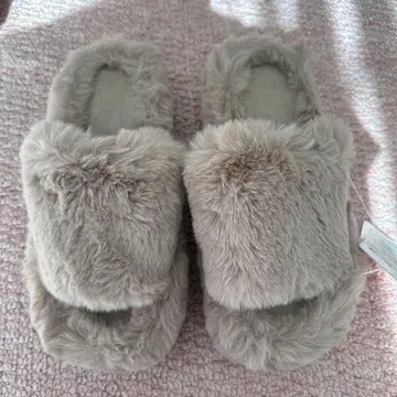 베이지 퍼 샌들